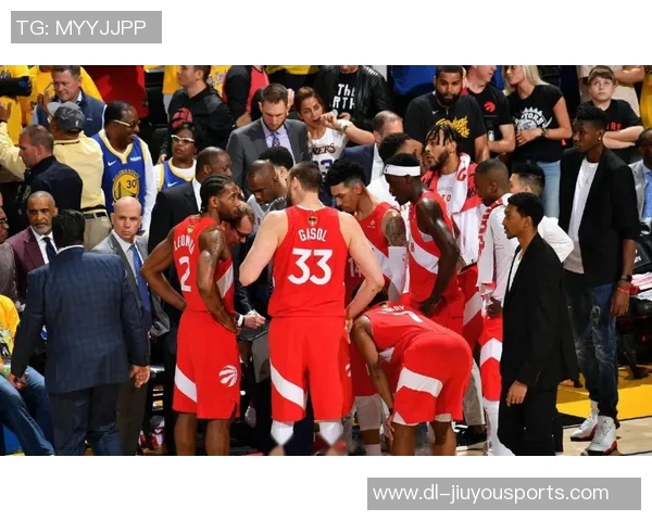 骑士与猛龙激战正酣詹姆斯展现王者风范引领球队奋勇争胜